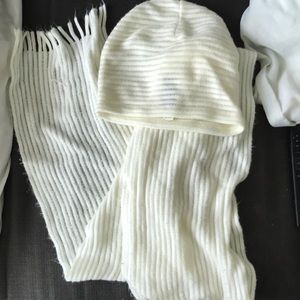 Gap set of hat and scarf